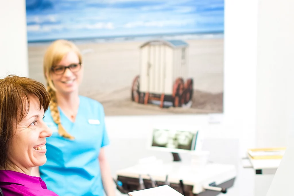 ZFA und Patientin im Behandlungszimmer in Goch